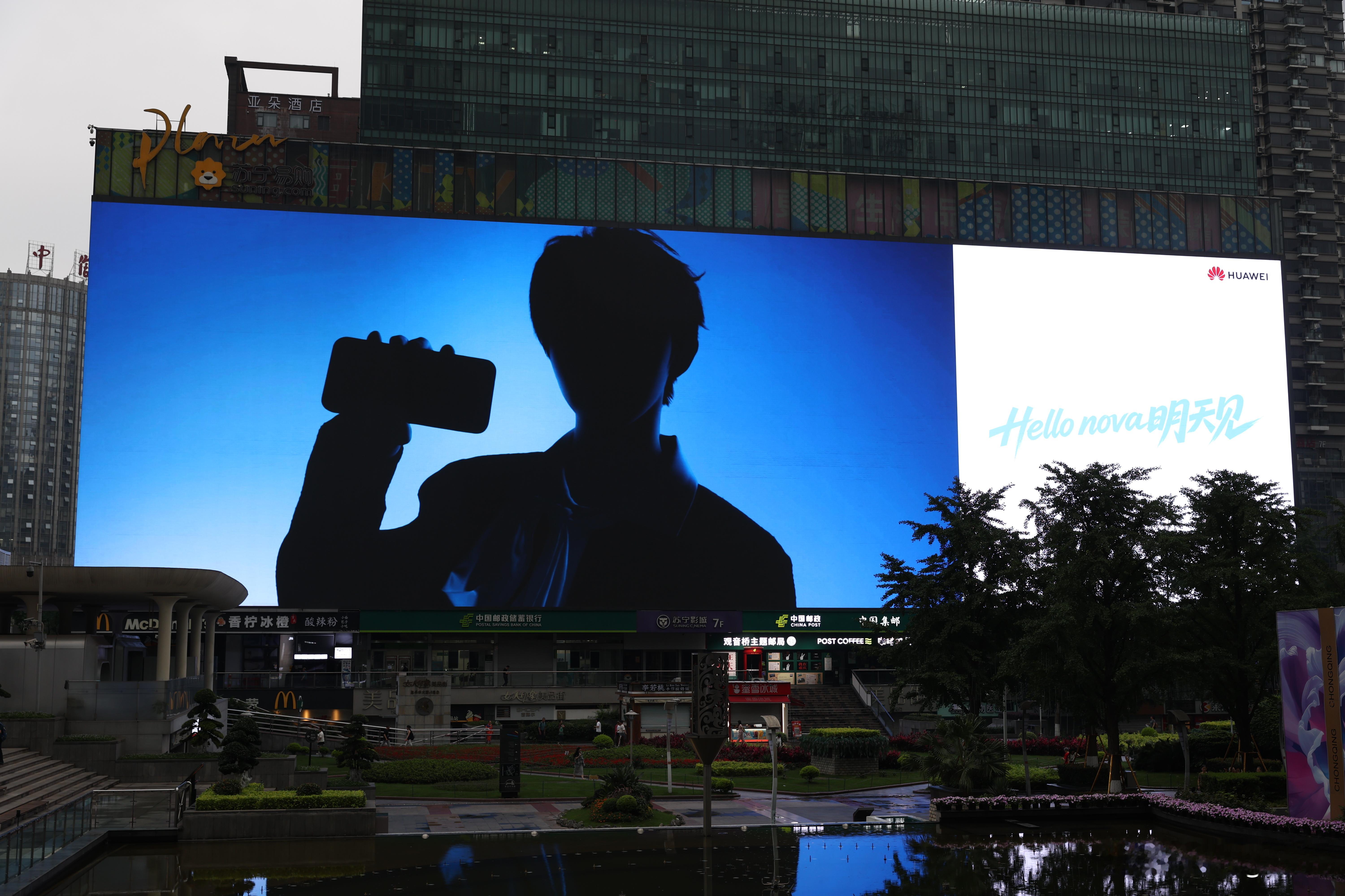 HUAWEI nova代言人惊喜亮相上海、重庆、南京核心城市地标大屏！看着背影会
