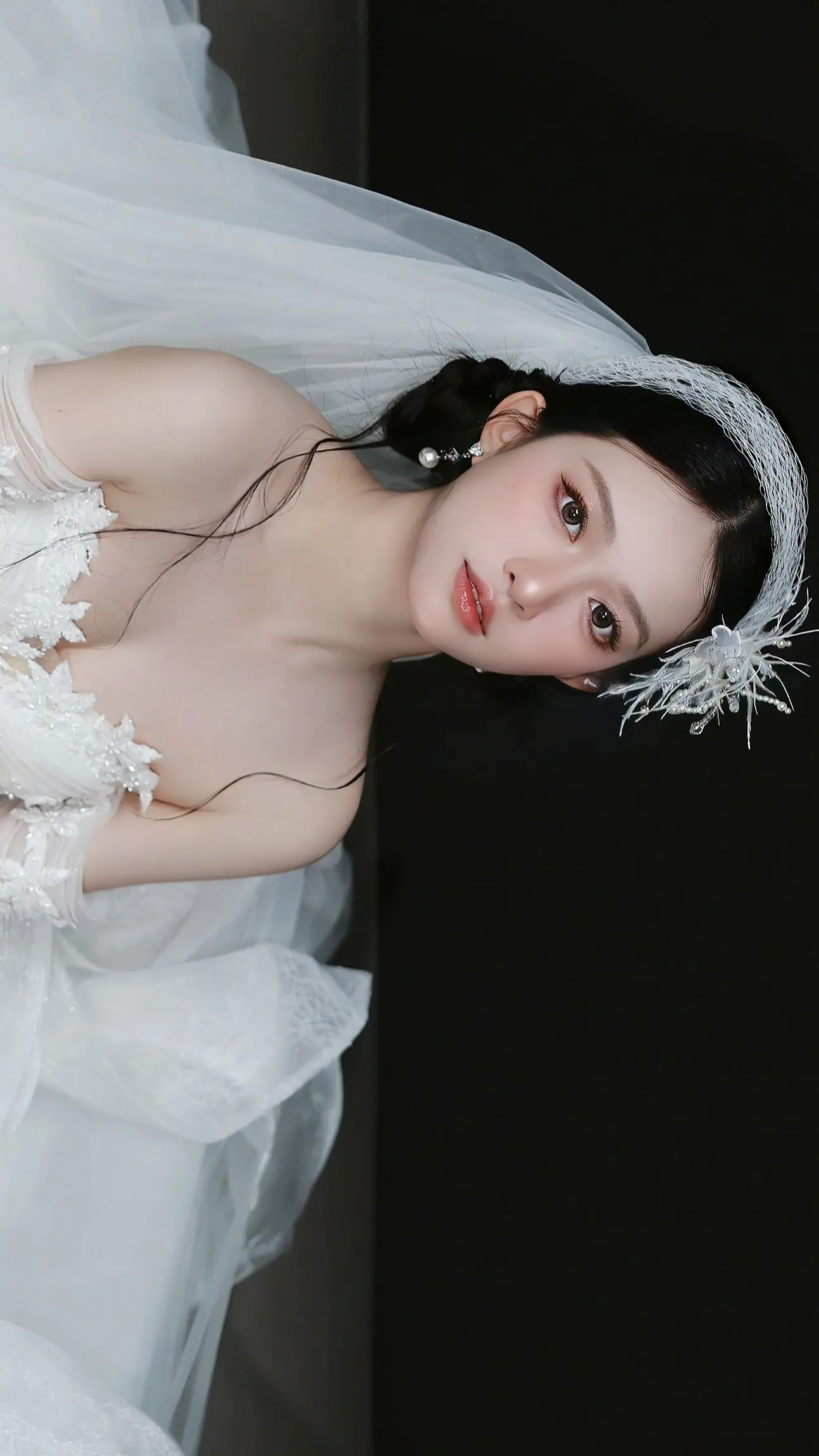 感受一下穿白纱的感觉 轻纱拍照 婚纱模特 摄影