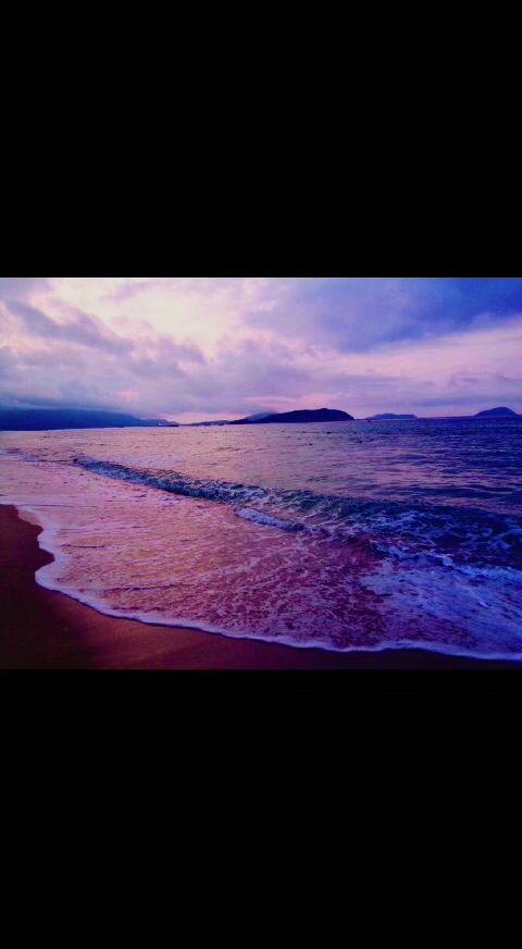 🌅浪吻着沙滩，把晚霞揉碎成糖霜✨。远山卧成沉默的鲸，等第一颗星落进海的瞳孔🌌