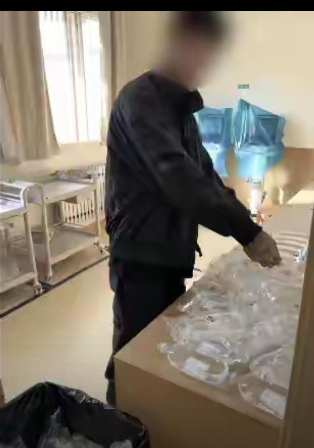 把配药室当秀恩爱场地？护士这波操作，谁给的底气！
 
真的被青岛护士带男友上班的