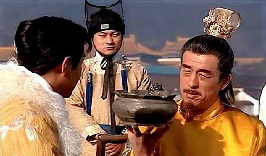 一次，朱元璋想找理由杀了沈万三，指着猪蹄子问：“万三，这是什么菜？”沈万三当然知