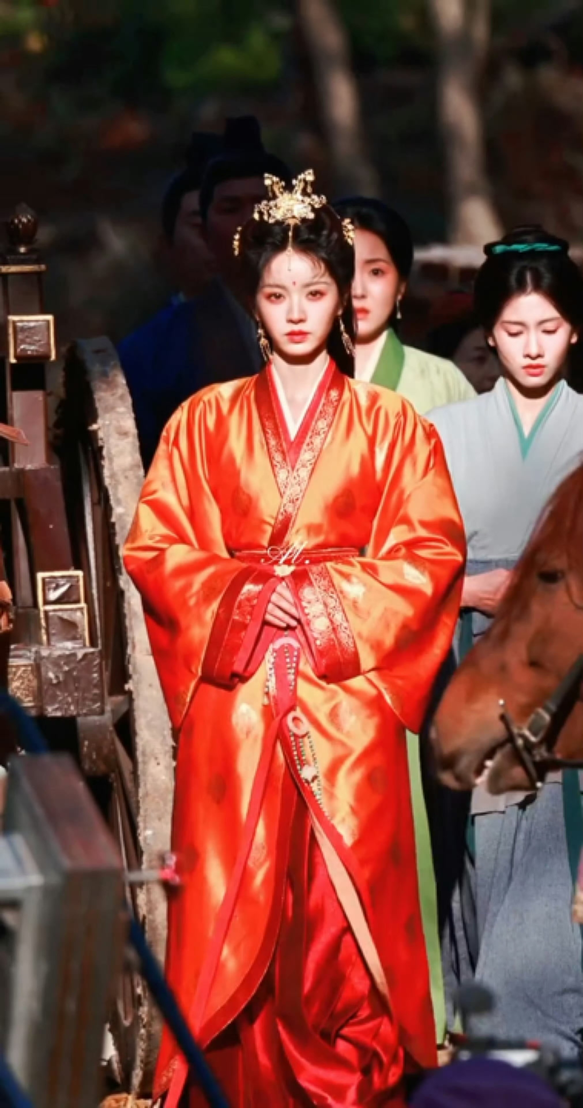 嫁金钗女主衣服颜色饱和度挺高 