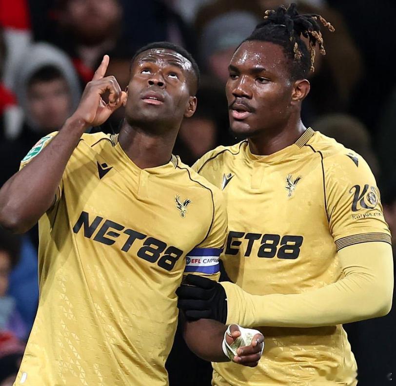 据《世界体育报》报道，巴萨此前曾将水晶宫中卫格伊视为明夏引援的重要目标，但因双方