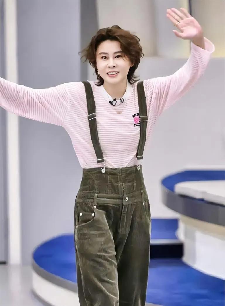 王濛真的善良。
比如，她在浪姐综艺，无论和谁，她都能扯开话题，帮别人打开知名度。