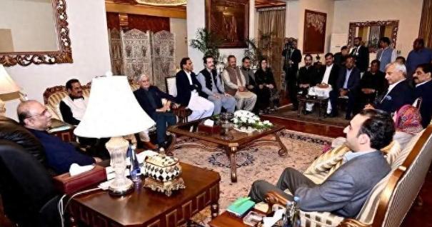 巴控克什米尔的官场说翻就翻，前几天还看着稳当的联合政府，短短几天竟然直接散架了，