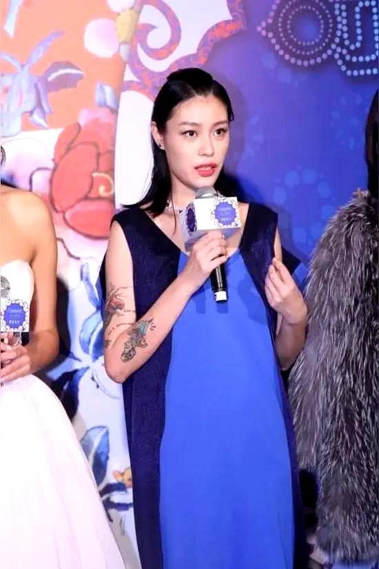 孩子都大了，她却说自己不会去联系。
不是不想，是真的没联系方式；就算有，她也怕对