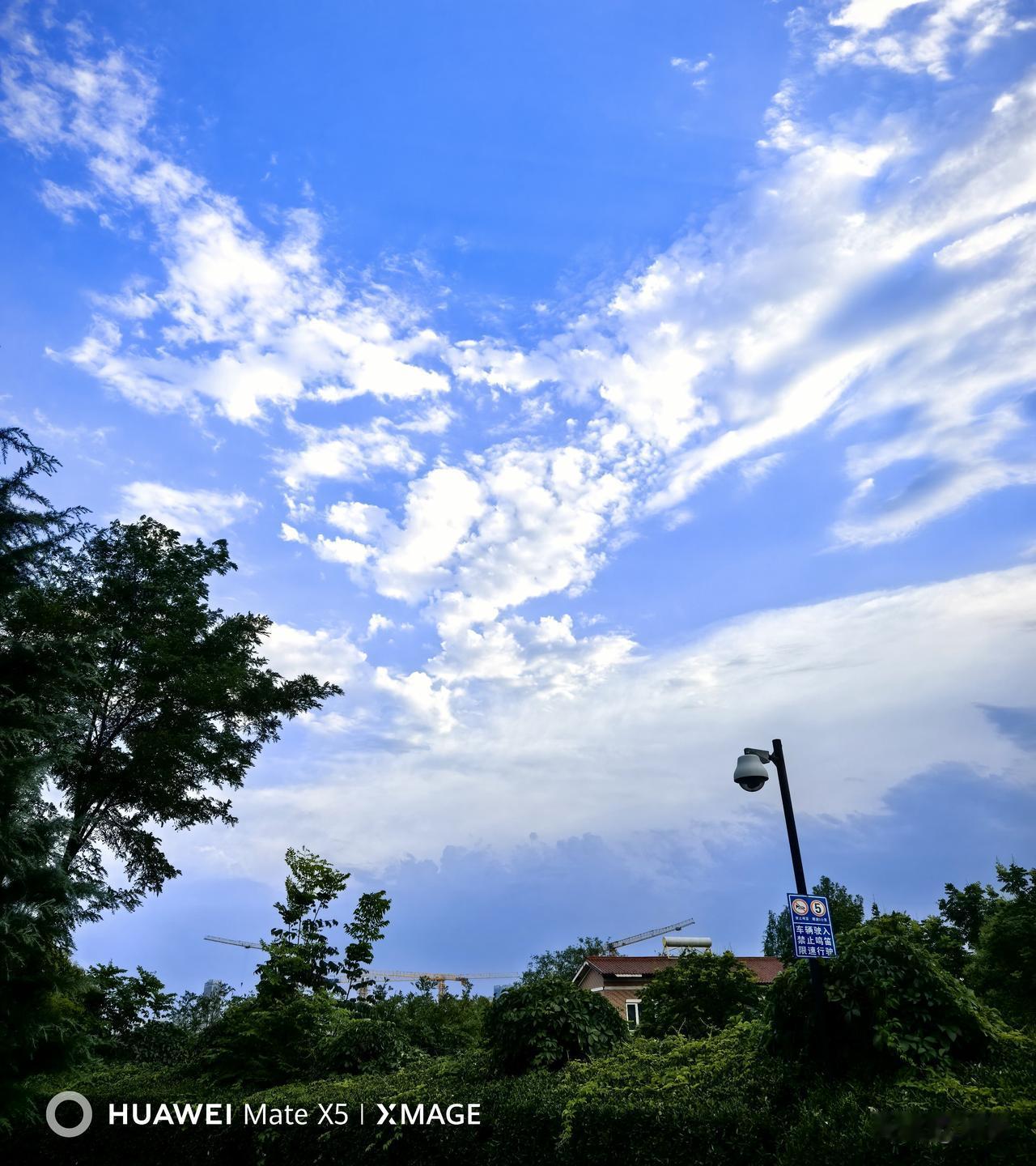 昨晚（2026年7月6日）七点后的西安天空，那叫一个绝！虽说白天烈日高悬，温度飙