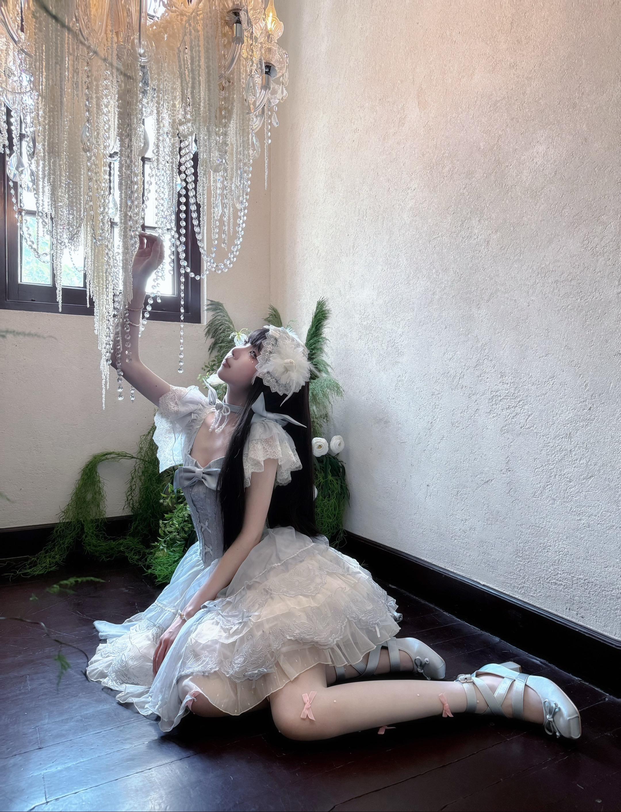 在世界颠倒洞开的裂缝里 我只望向你的眼睛。