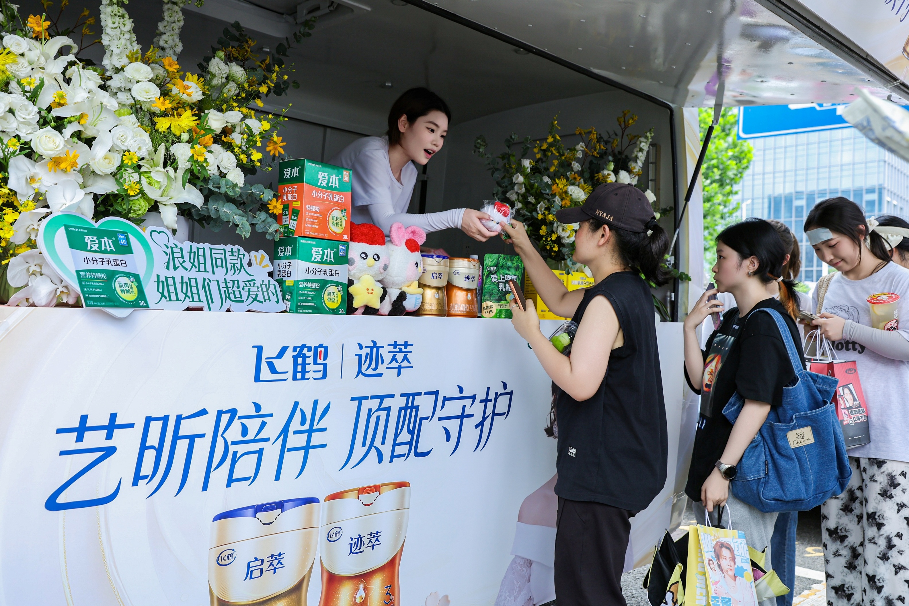 自从知道浪姐四公唐艺昕当了小队长，飞鹤二话不说冲到现场应援！完全是把糖糖队长当成