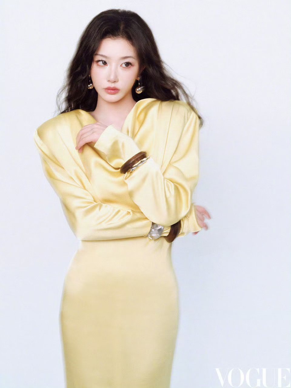 孔雪儿演员身份被放大从舞台到荧幕，孔雪儿凭《逐玉》俞浅浅一角，真正以演员身份被看