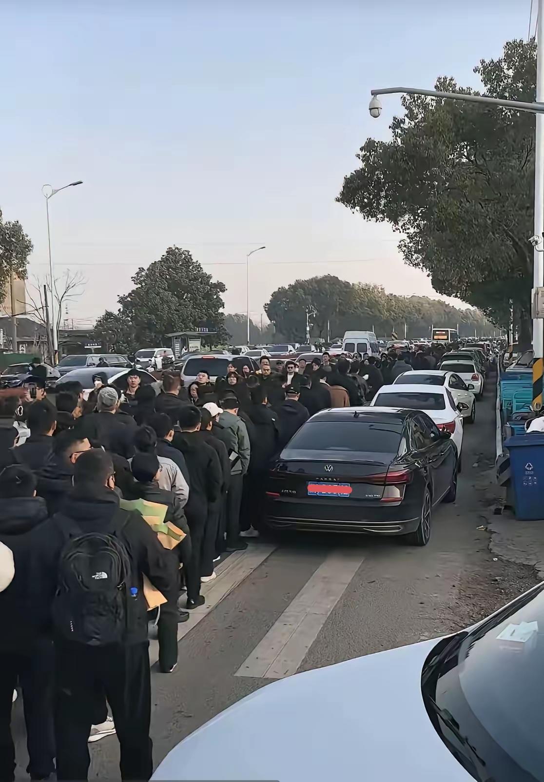 都是来给张老师送行的，这场面说明了张老师在人们心目中的地位[祈祷]