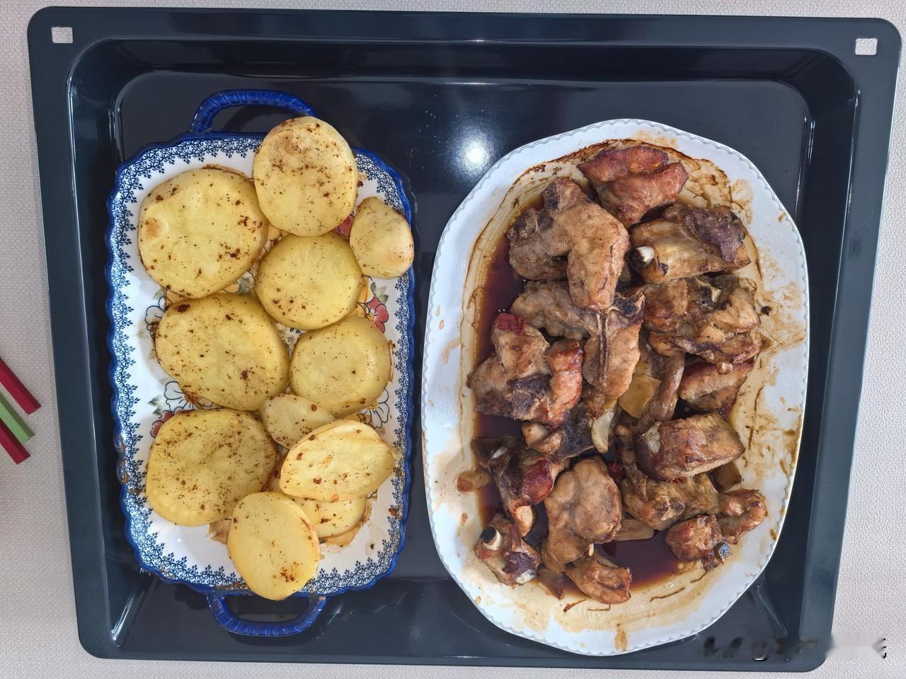 今日一早去赶西宁市集，挑了几斤新鲜猪排，肉质红润，带着恰到好处的油花。又选了几个