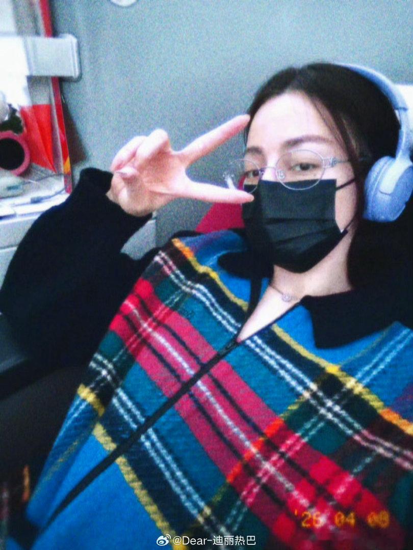 迪丽热巴放空时刻嘻嘻迪迪丽热巴你简直不要太浪漫了迪丽热巴袖子比心