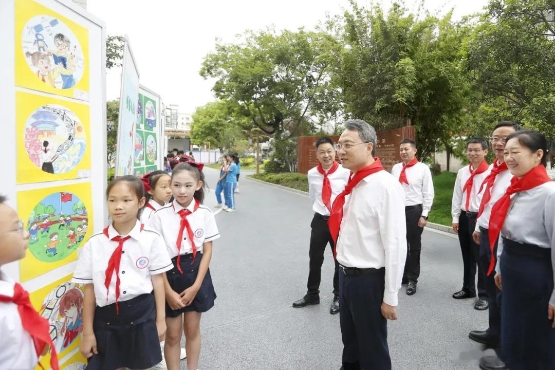 广元这个六一快乐拉满 在“六一”国际儿童节即将来临之际，市委书记石钢，市委副书记