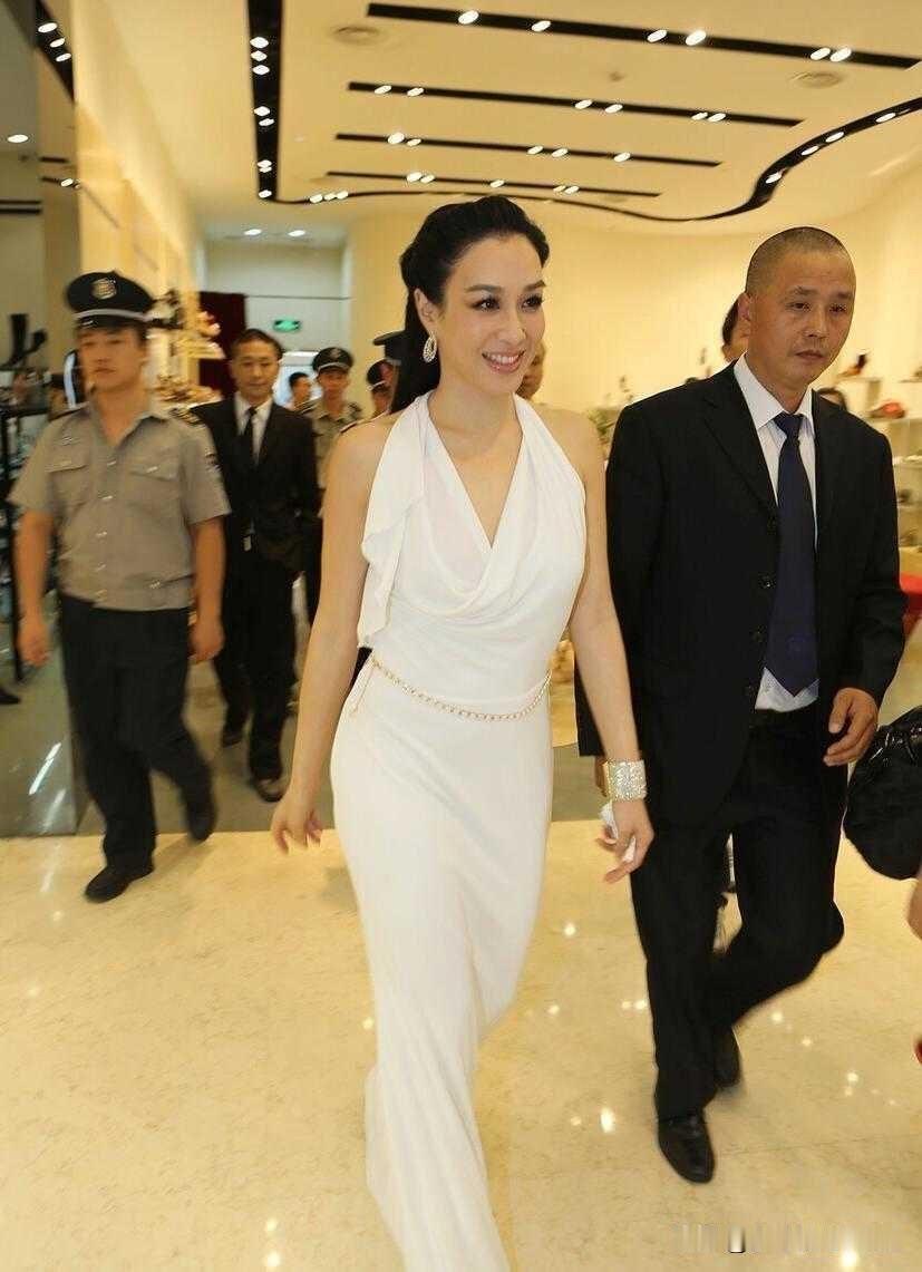 钟丽缇真的是太美了，我觉得她比许晴性感，更加的迷人，都是中年女人了，皮肤还是细腻