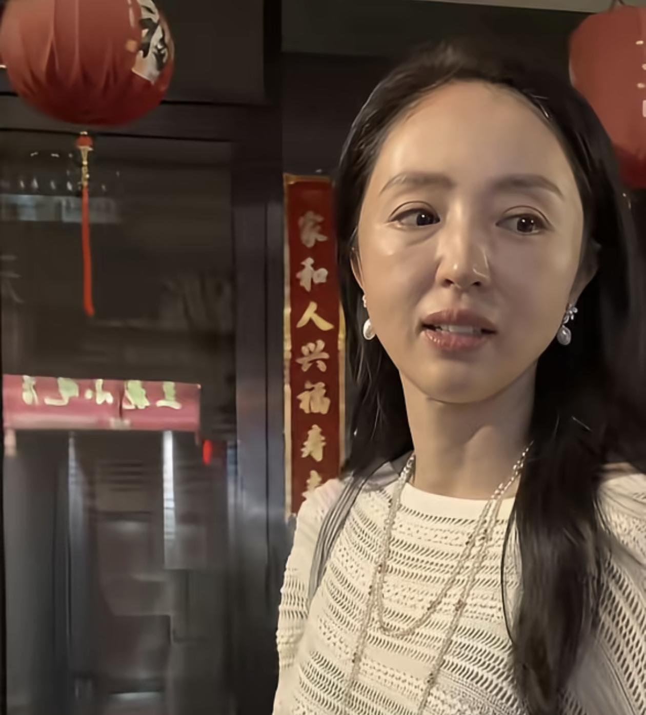 街边小店偶遇董璇，一身简约白色针织衫。脱离美颜滤镜，坦然展现岁月痕迹。大方自然，