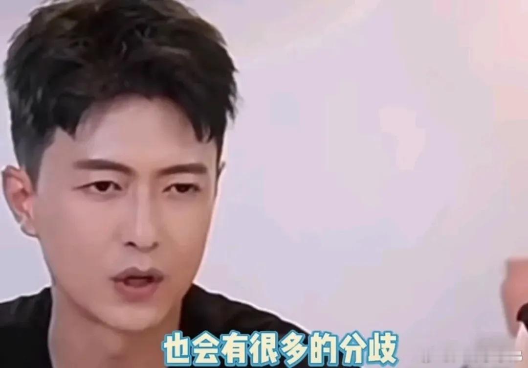 王能能昨晚开直播回应了近日分手传闻，他说自己与罗拉只是在吵架，自己跟她的羁绊不是