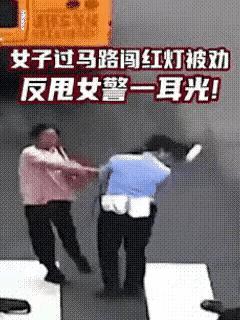 太嚣张了！女子闯红灯，怎么还这理直气壮？谁给她的底气？

马路上，一名女子闯红灯