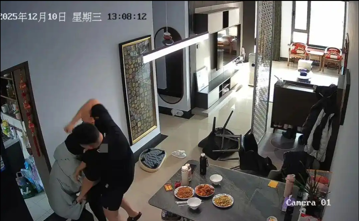 #女子称产后50多天遭丈夫家暴#【#女子产后遭丈夫家暴被菜刀威胁# 监控曝光施暴