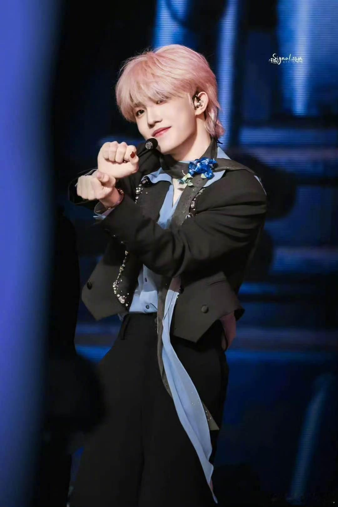 苏新皓粉发 演唱会第二天惊喜粉发来袭🍓软糯甜度直接拉满，像一颗圆乎乎的草莓大福