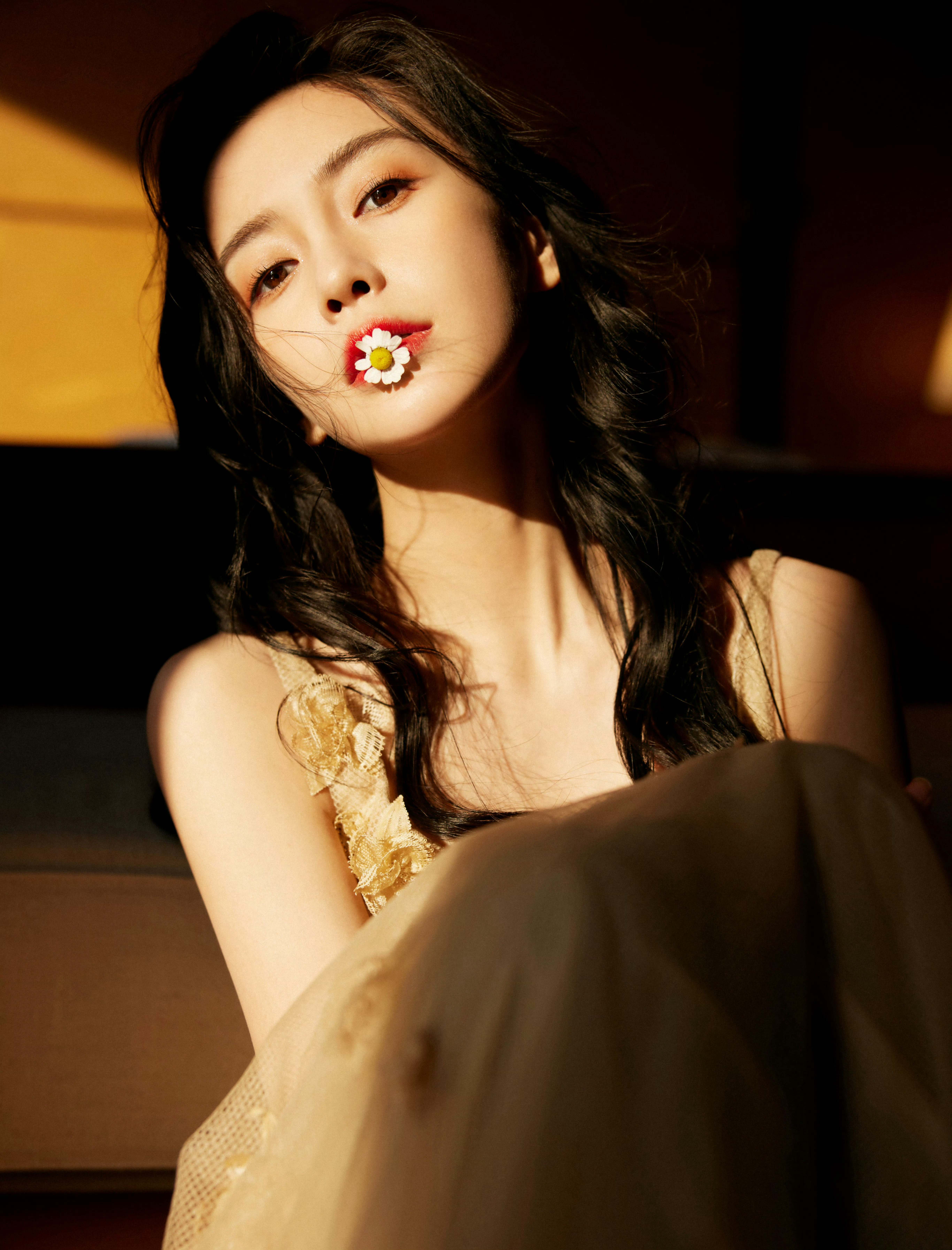 angelababy 杨颖 花与蝶翩然落于长裙之上，阳光正好～