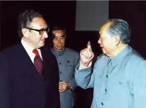 这位老人，曾被称为中美外交风云的“活化石”。从中美建交时期的秘密访华，一直到到中