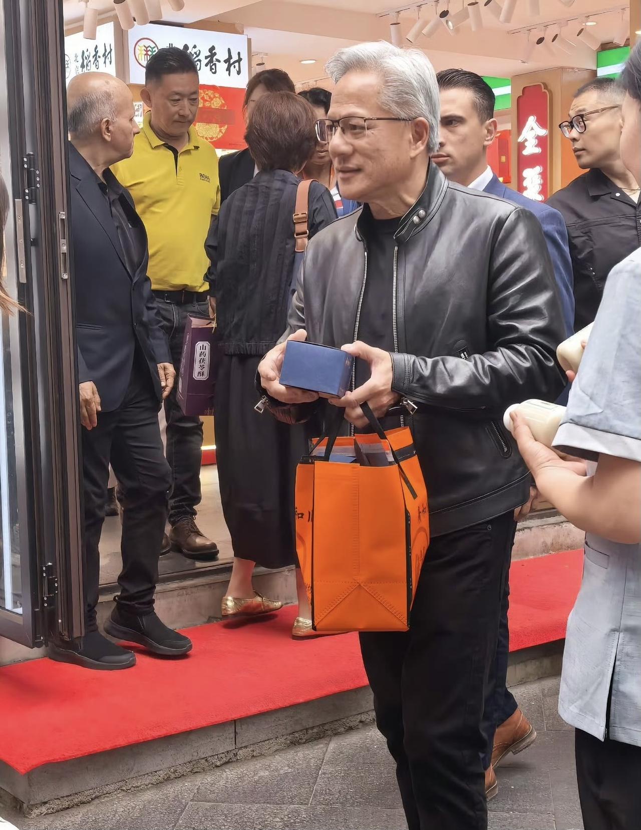 绝了，路人给黄仁勋投喂了瓶豆汁儿，老黄刚开始可能不知道是啥，拧开喝了口，瞬间皱起