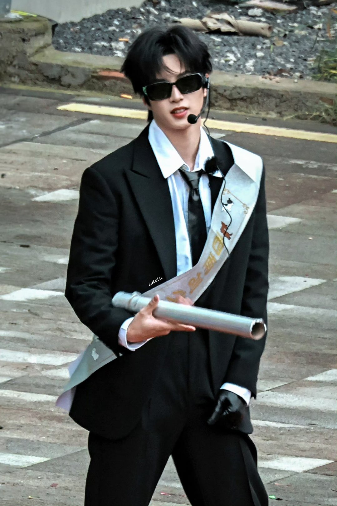 刘耀文新综艺路透，黑白这组图有港风大佬的气质了，弟弟什么时候拍个谍战片给我们看看