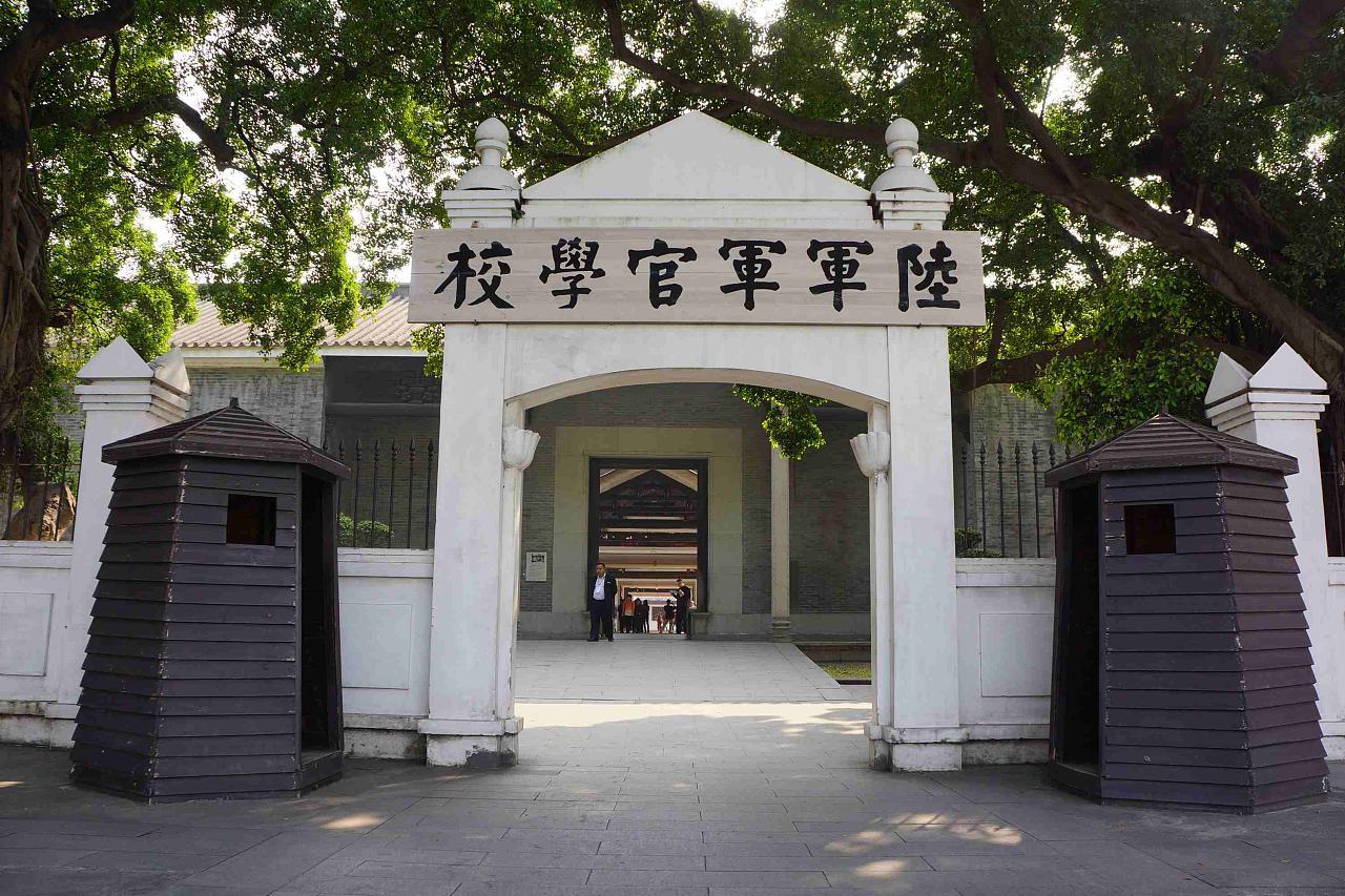 1924年，黄埔军校第一次招生时，湖南醴陵青年宋时轮也南下广州报考，可是路费不够