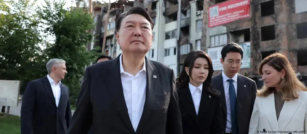 韩国总统尹锡悦在7月15日突然抵达乌克兰。他先去基辅西北部的布查和伊尔平。后又见