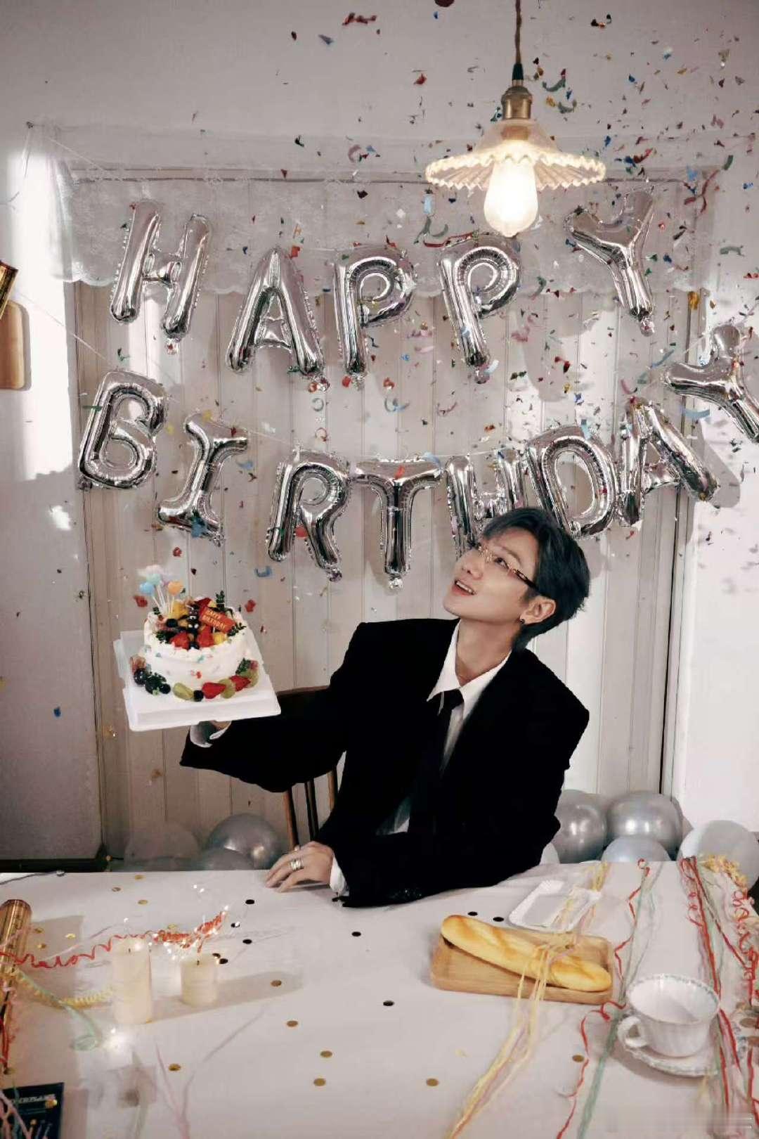 汪苏泷黑西装汪苏泷的黑西装造型生日照好帅！笔挺的黑色西装，衬出他的潇洒气质，精致