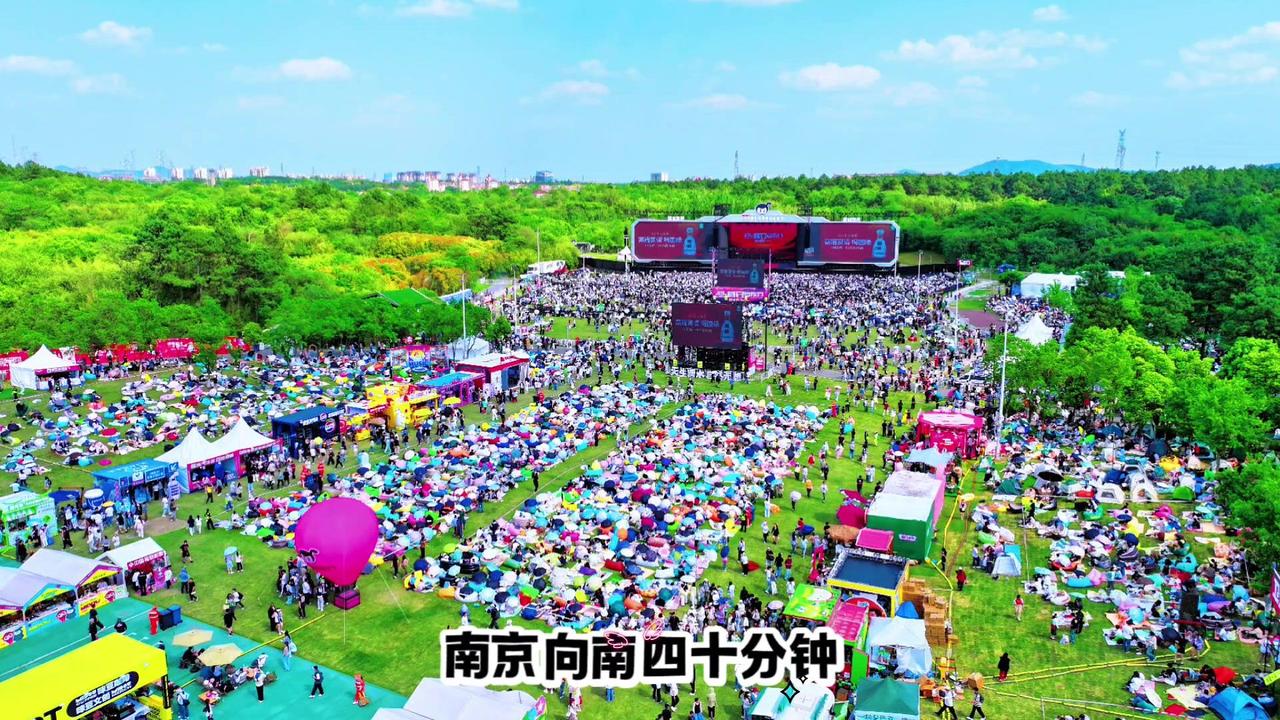 📍地点：南京向南40分钟，天生桥的岩石。

🎉从2014到2025，舞台灯光