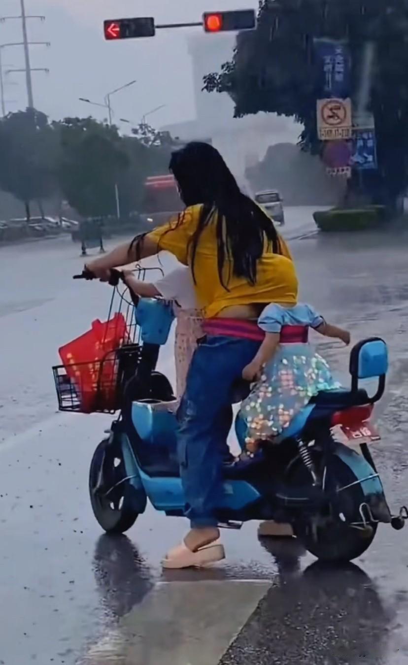 为啥男人带娃就是好爸爸，女人带娃就是活该！每次看到独自带娃的妈妈，都忍不住鼻酸，