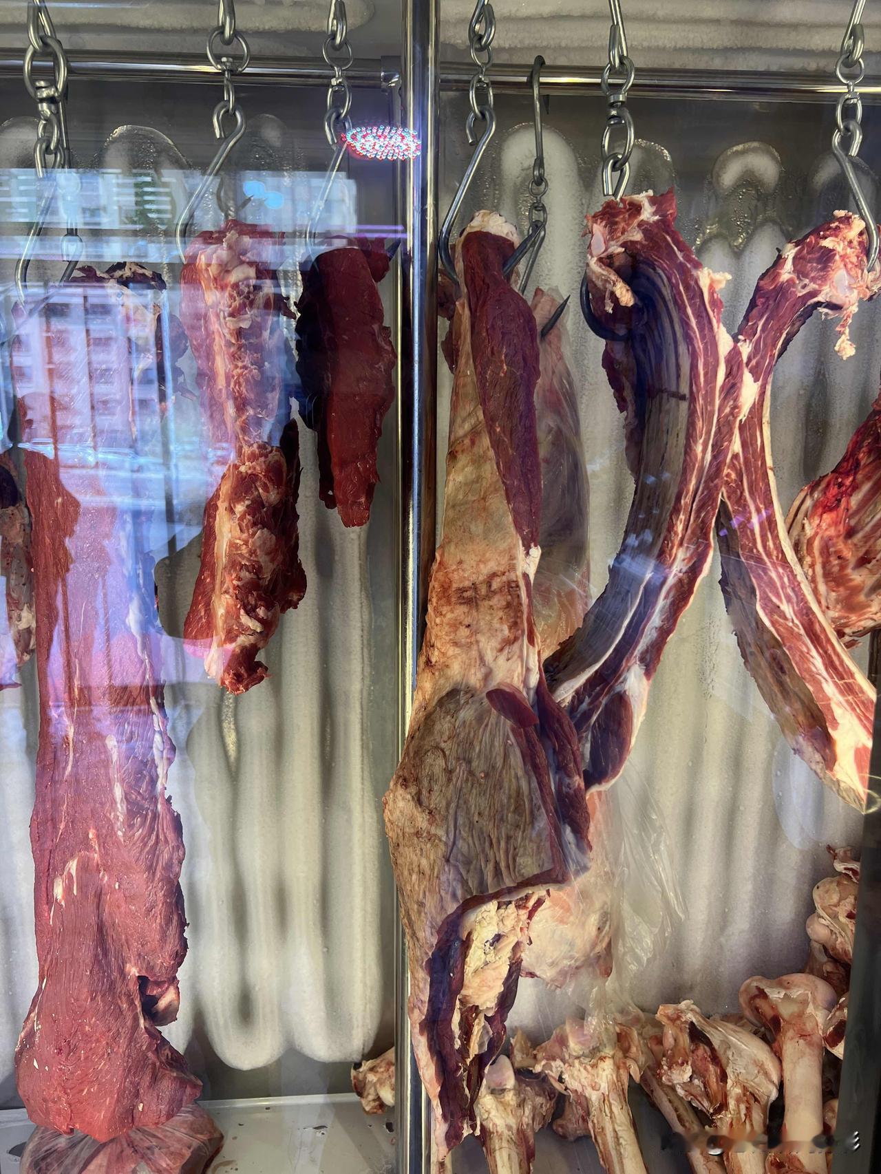 猪肉价格持续下跌，而牛肉价格却上涨。今年春节过后，牛肉价格一直在涨。牛健子、牛里