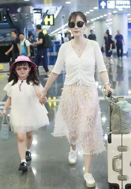 要我说，现在的马蓉更舒坦了！
一个人带着女儿住在澳大利亚，每月的生活费王宝强按时