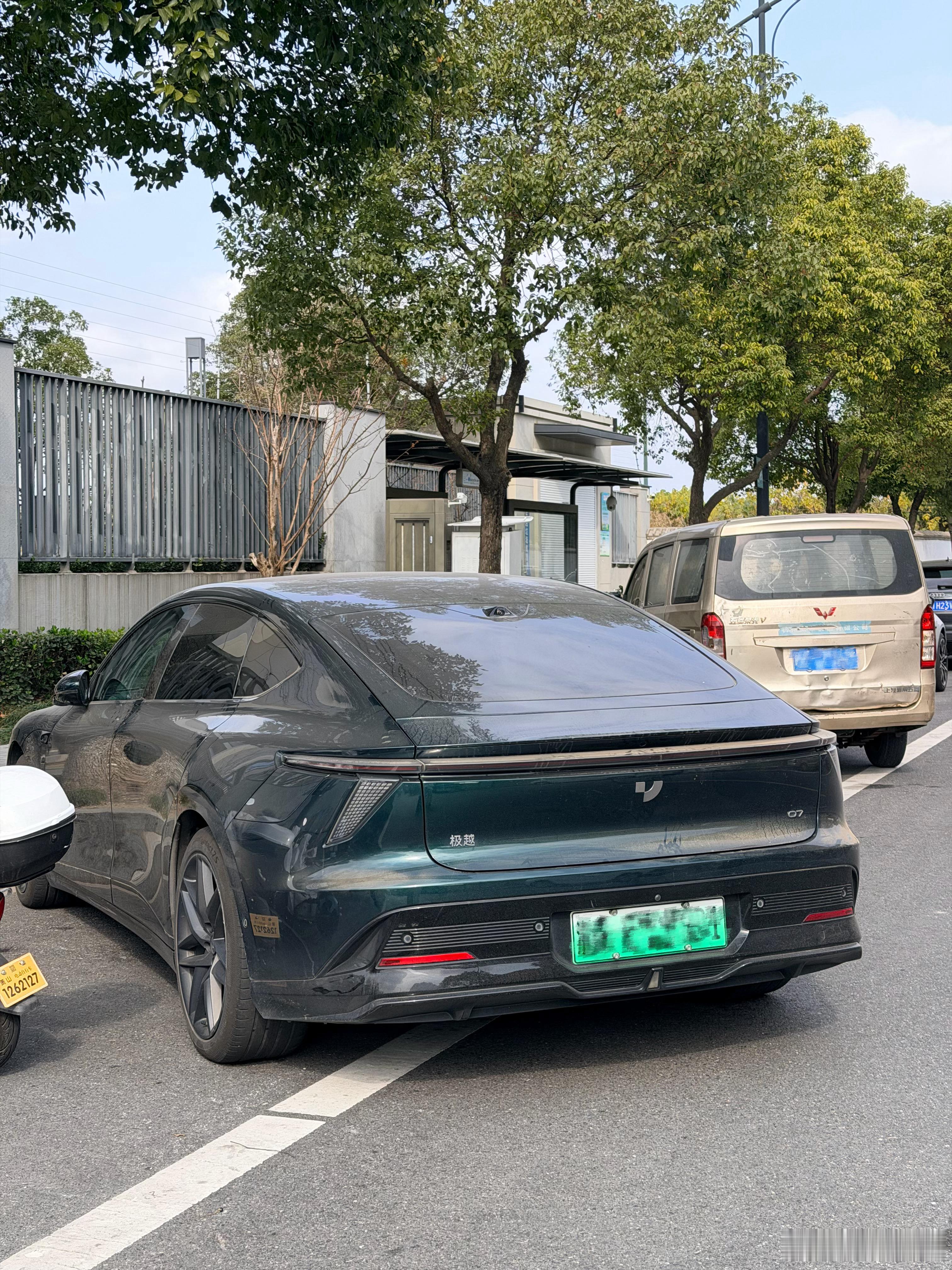 偶遇一台“绝版”极越07～说实话我觉得极越颜值真挺高的，还挺符合我审美的！可惜还