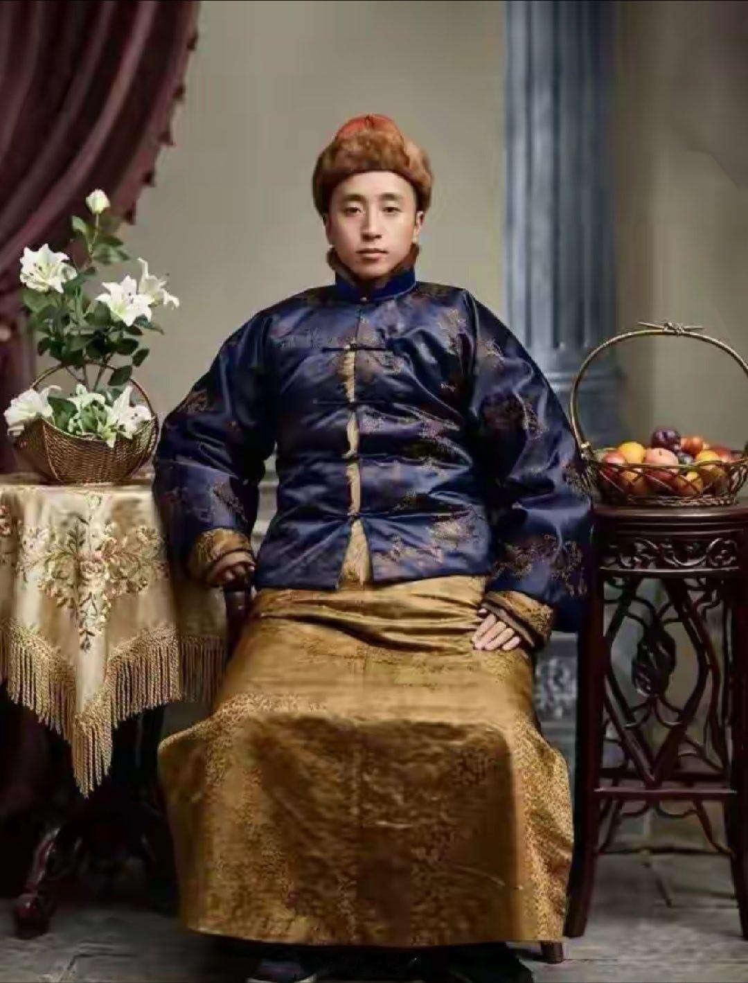 张珍贵罕见的照片拍摄于1902年！这是张作霖27岁时的留影！他头戴皮帽，身着绸缎