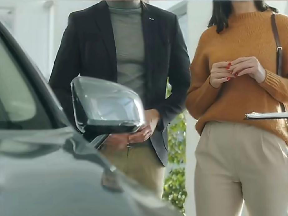 花21万买新车，翻开车机相册傻眼！4S店：失误，只送保养。
 
山西车主陈女士最