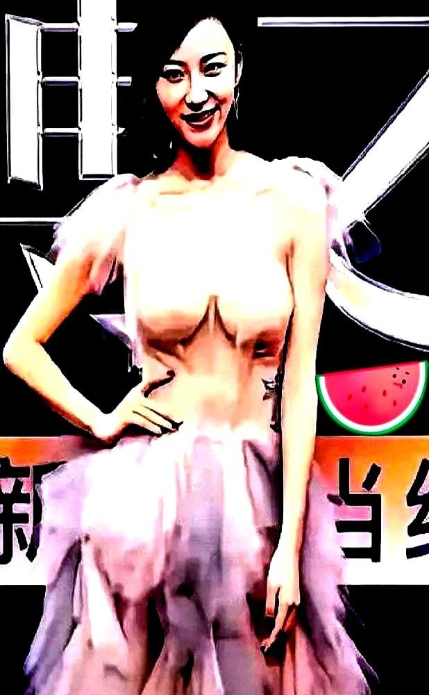 戛纳红毯又翻车了，昨晚一位女嘉宾刚探头就被工作人员“拦回重穿”，理由很简单——领