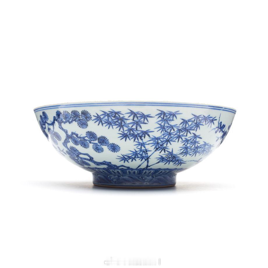 明宣德 青花岁寒三友纹大碗尺寸：11.1 x 30.5 cm来源：美国 亚洲协会