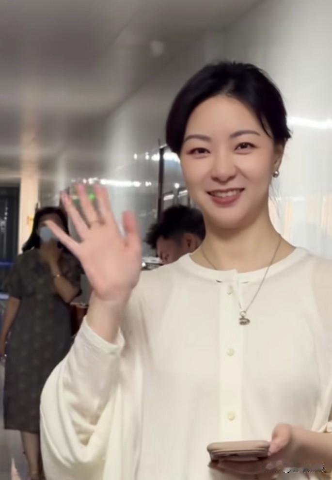 浙江越剧团年轻一代袁派花旦王静近日来到嵊州，参加今晚举办的第六届越剧艺术节闭幕式