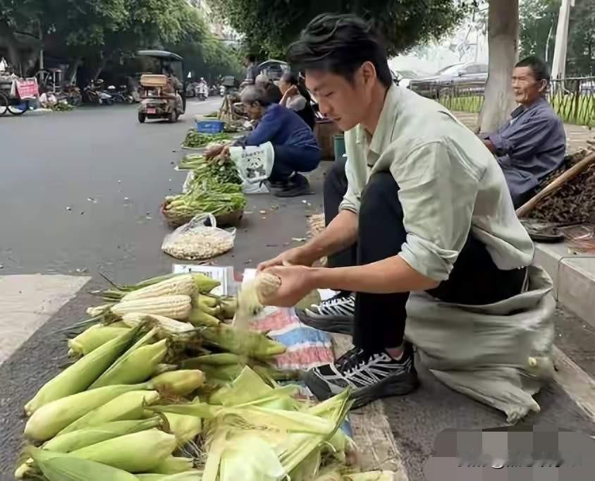 演员冮峰，由于，影视行业的潇条，他回家和母亲卖菜。甚至我们俩大哭一场，觉得回家卖