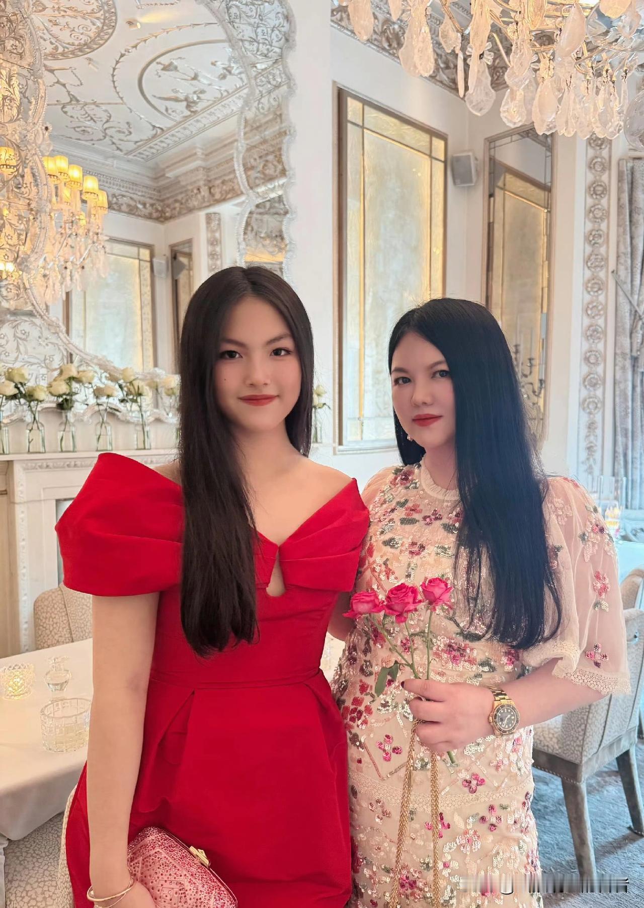 揭秘李湘11年不婚真相！
富养女儿到这种地步，
全网震惊

她曾是芒果台一姐，如