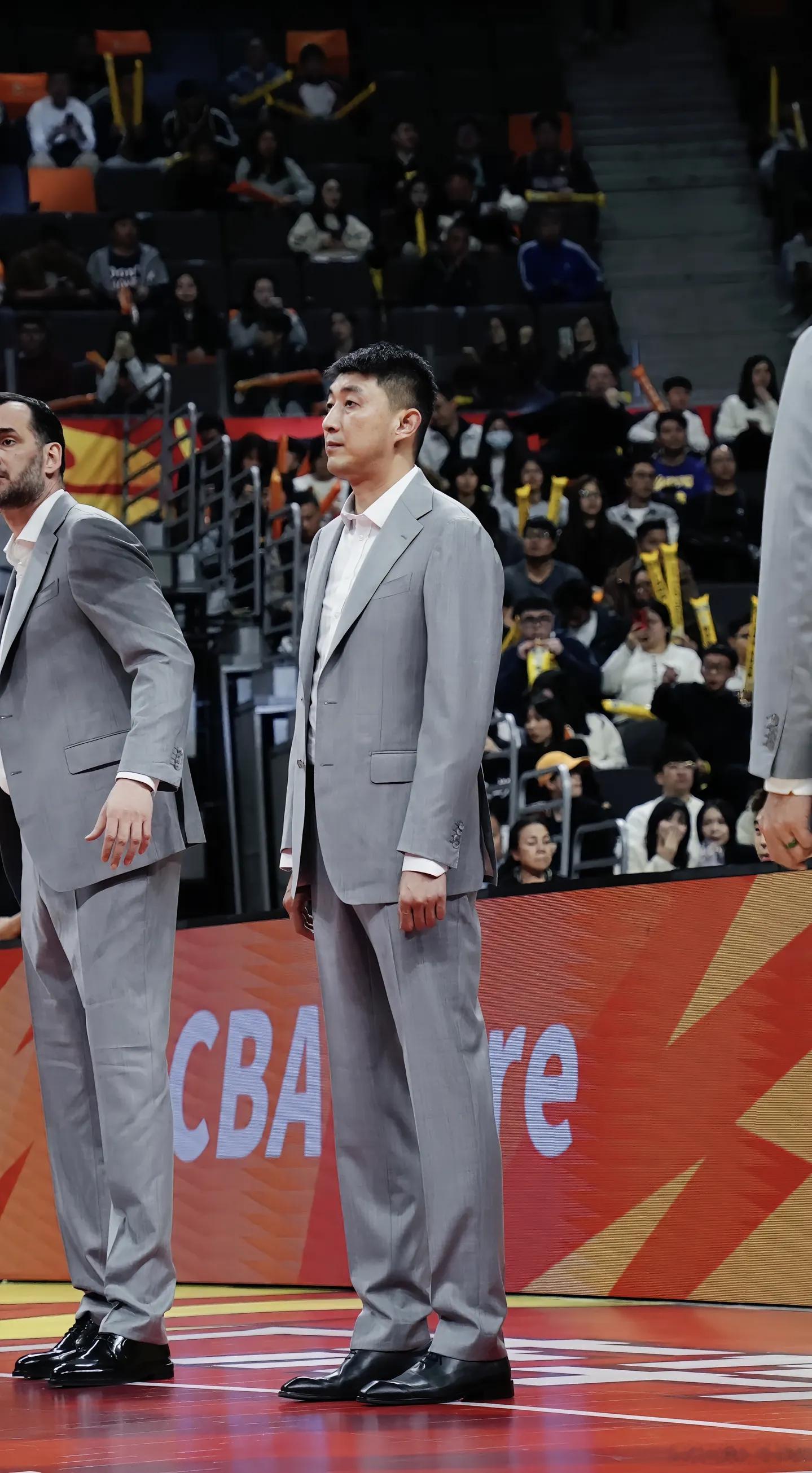 全新风格！杜锋指导最新社媒分享了今晚广东队教练组的统一着装造型，全员灰西装气场直