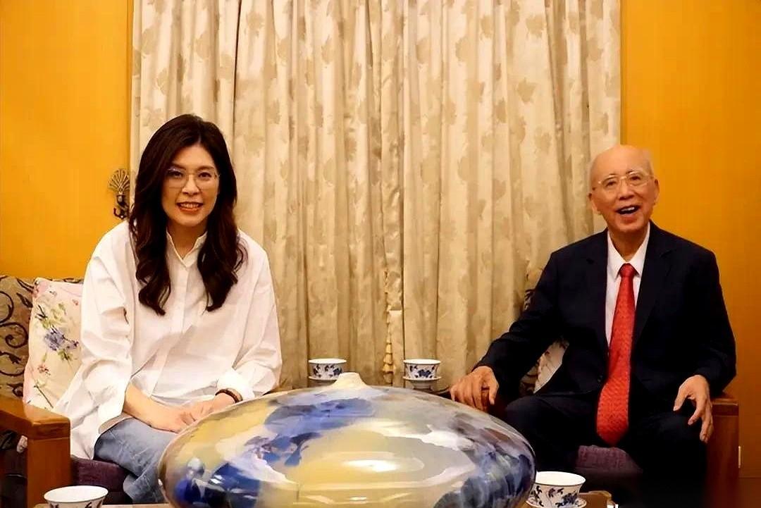 吴伯雄，这位八十多岁的政坛老将，最近见了郑丽文。
没聊几句家常，一个几乎是命令式