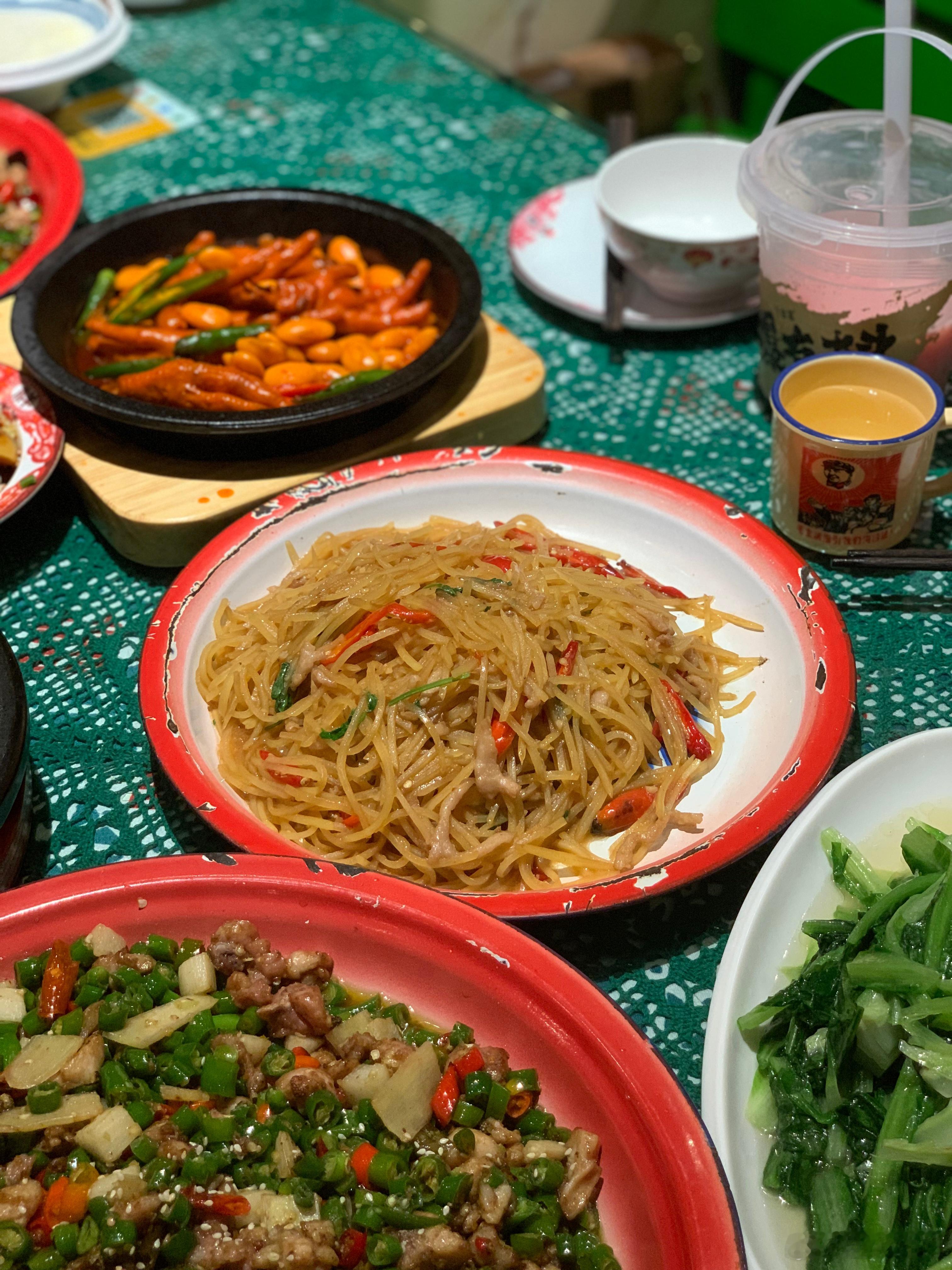 国庆和朋友来成都玩啦！早上逛街去看了大熊猫，还吃了各种小吃！[爱慕]晚餐在高德扫