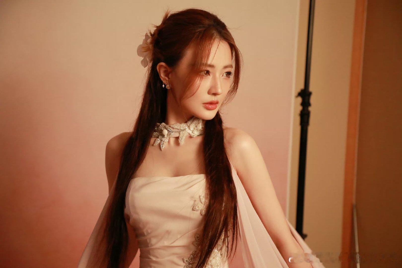 尼格买提徐璐合唱尼格买提徐璐合唱舞台尼格买提与徐璐中秋同台合唱《岁月里的花》，花