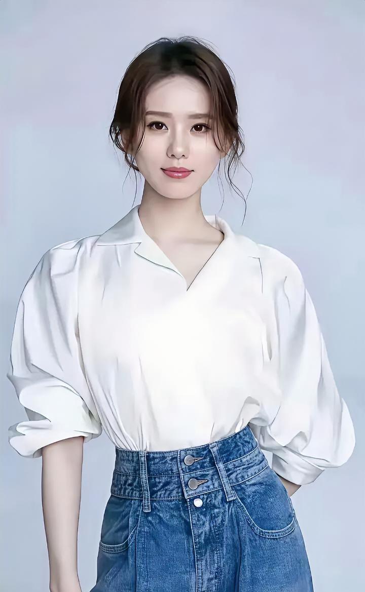 清新自然，简约时尚，百搭牛仔裤，白色衬衫，轻松出街