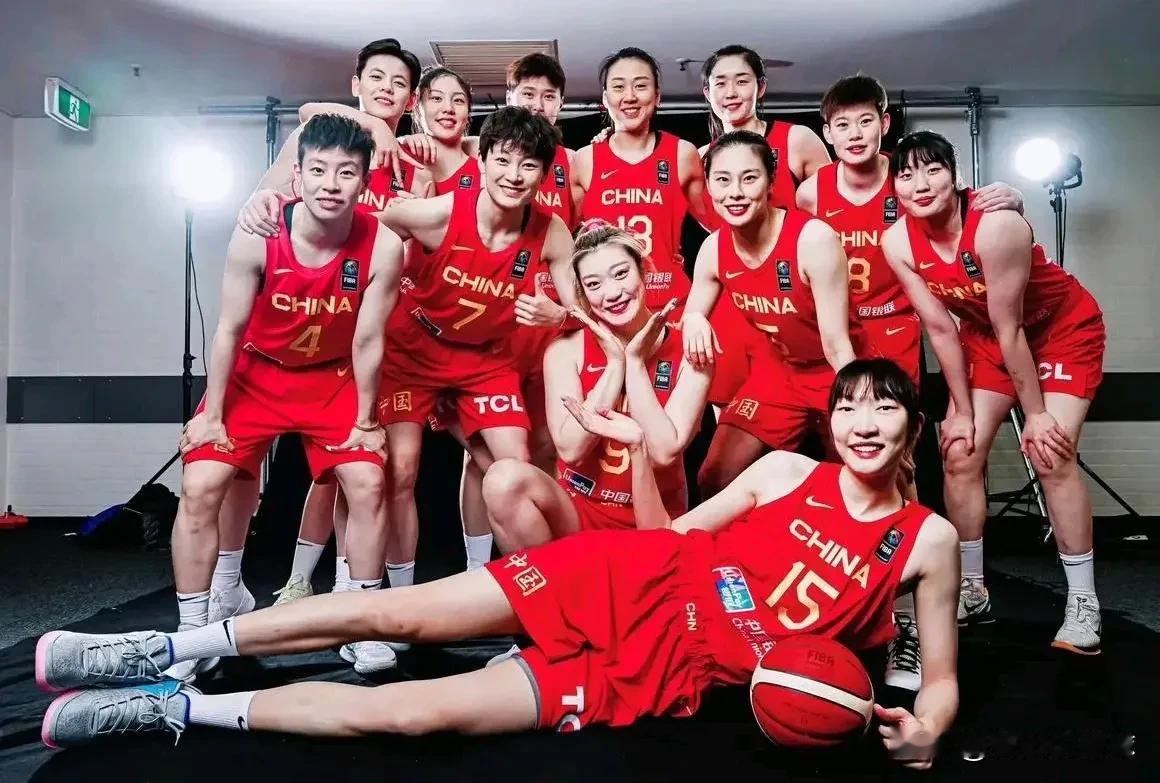 随着中国女篮在奥运前最后一场比赛热身赛中以76-93不敌法国队，她们将带着2胜1