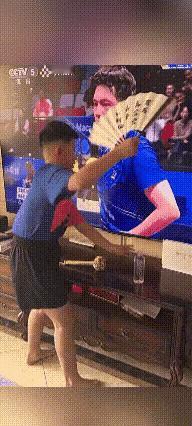 樊振东最小迷弟上线！电视前扇风喂水，这波应援太可爱了
 
谁看了不被萌化？妈妈刷